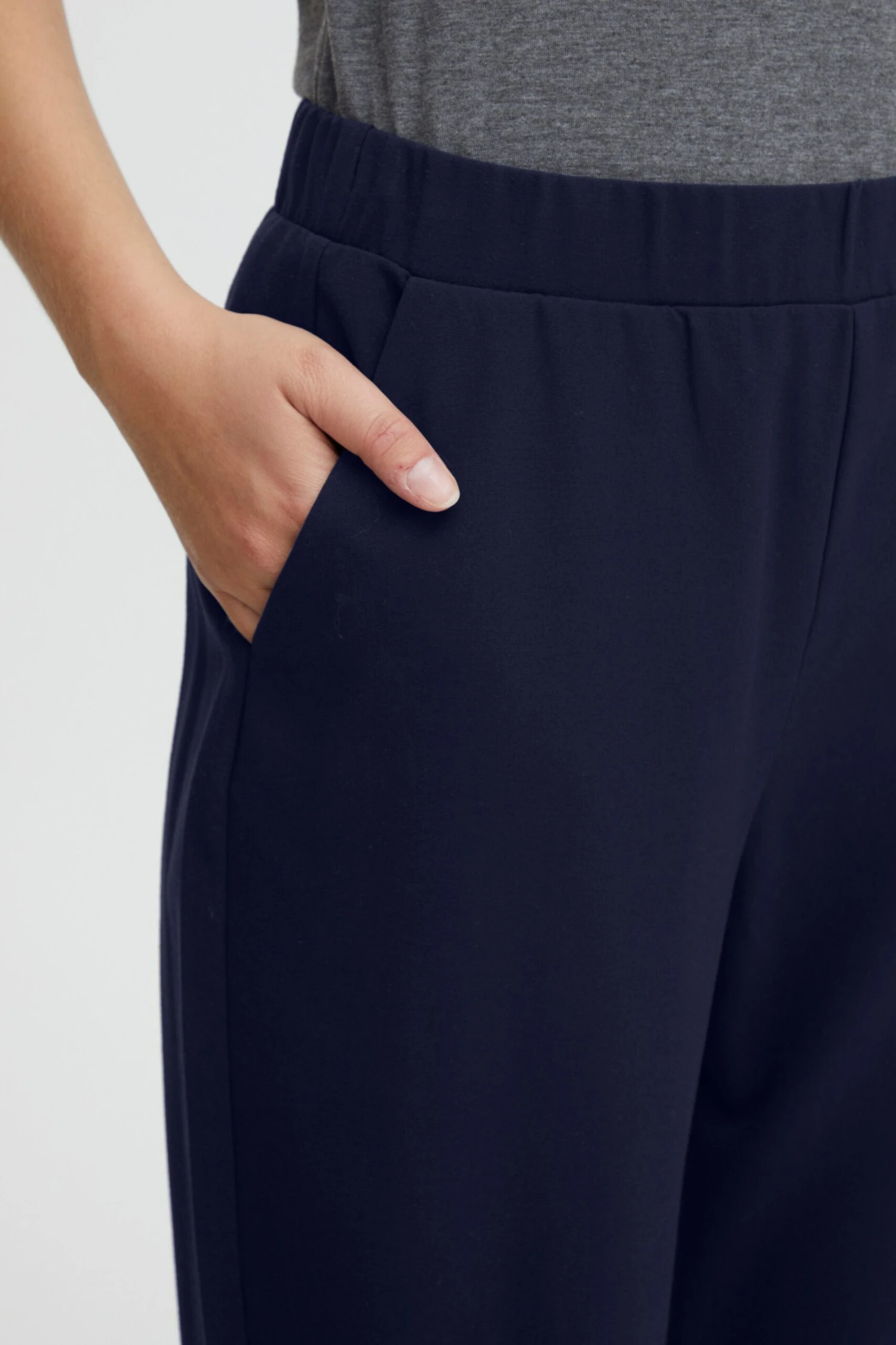 OXMO Stoffhosen Regular Jogginghose Dovi Frauen Dunkelblau 5 OXMO Stoffhosen Regular Jogginghose Dovi Frauen Dunkelblau – Bild 5