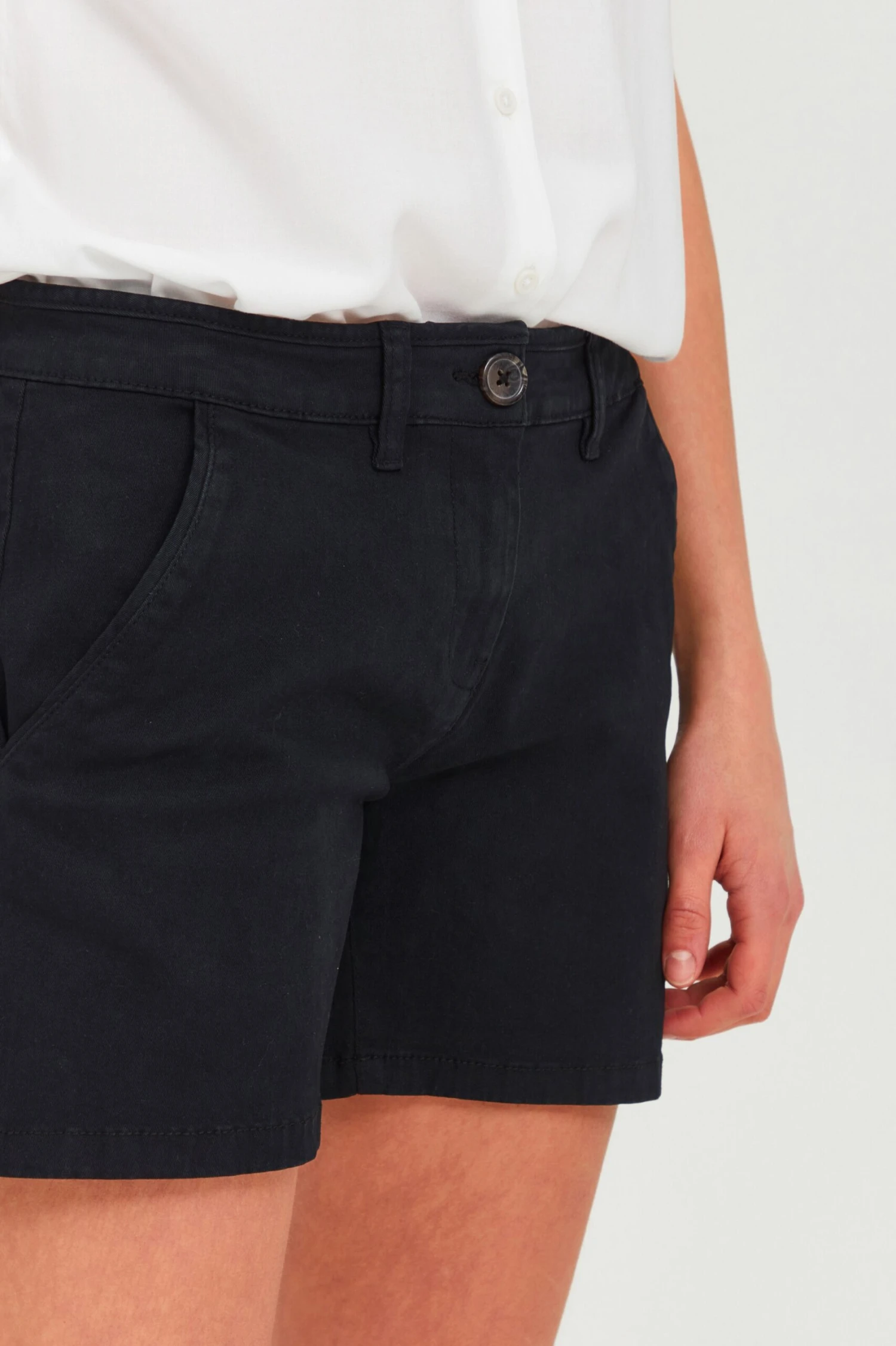 OXMO Hosen Regular Shorts KATHY Frauen Schwarz 5 OXMO Hosen Regular Shorts KATHY Frauen Schwarz – Bild 5