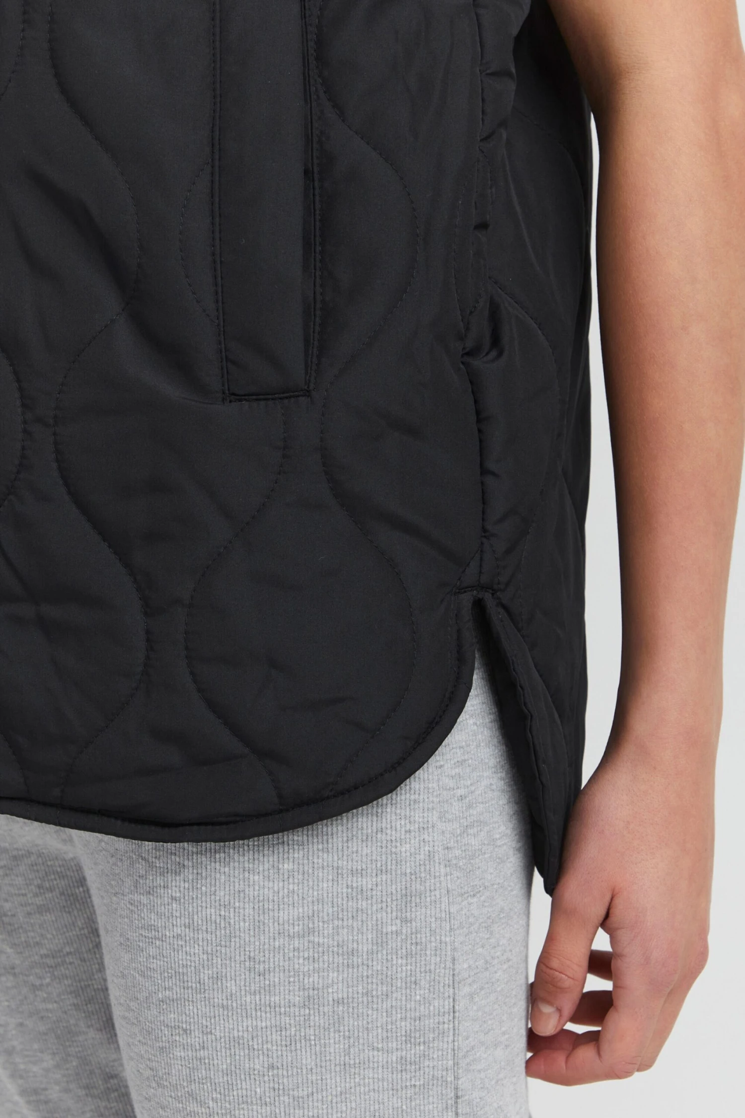 OXMO Westen Steppweste Svala Frauen Schwarz 6 OXMO Westen Steppweste Svala Frauen Schwarz – Bild 6