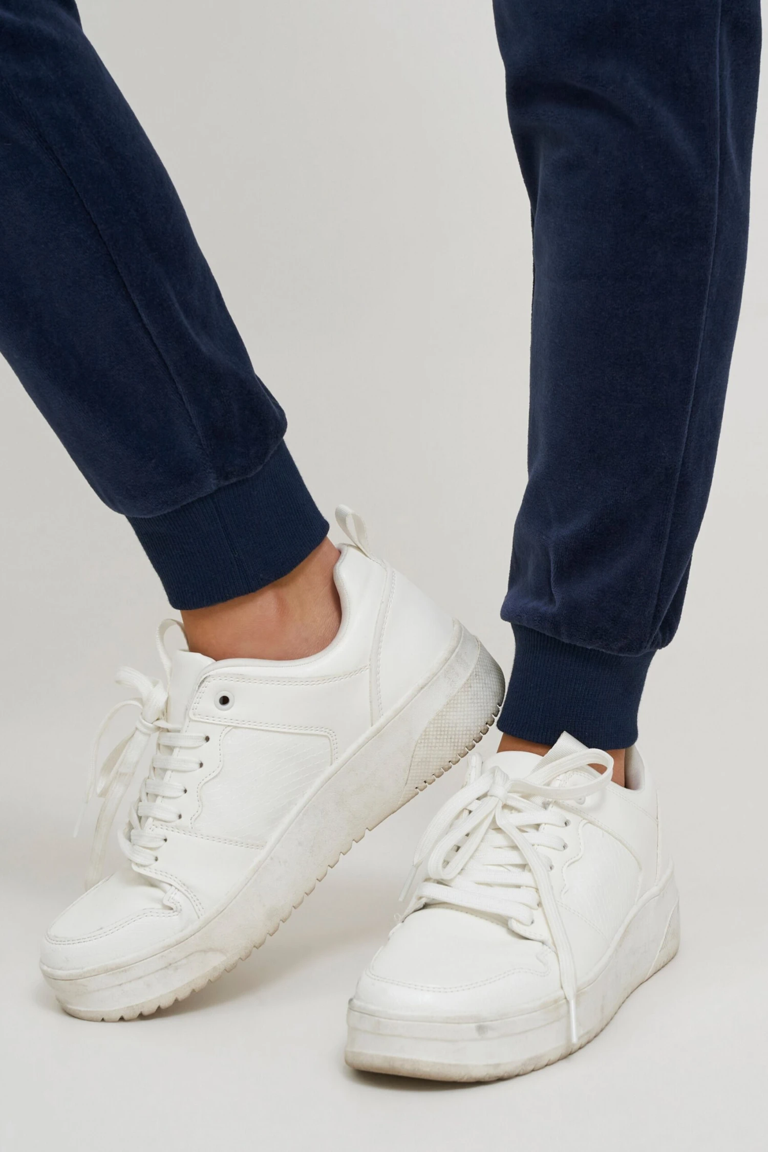 OXMO Jogginghosen Loosefit Sweathose NIKITA Frauen Dunkelblau 6 OXMO Jogginghosen Loosefit Sweathose NIKITA Frauen Dunkelblau – Bild 6