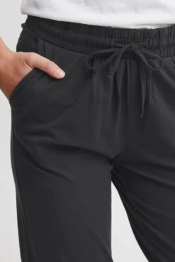 OXMO Stoffhosen Tapered Bundfaltenhose Oxodette Frauen Schwarz -OXMO Verkaufs-Shop e08d60f86ca16f8059a32859ea57211b